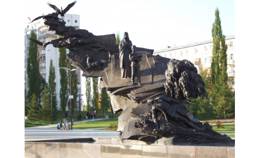 2013 Памятник Мустаю Кариму. Скульптор А.Ковальчук. Ул. Мустая Карима. Площадь перед Домом профсоюзов. Бронзовый скульптурный ансамбль высотой 6 м и длиной 15 м. В основе композиции - повесть "Долгое-долгое детство". На переднем плане - фигура п